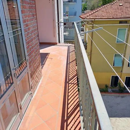 Grand De 1 A 6 Personnes Parking Prive, Zone Mer Pesaro